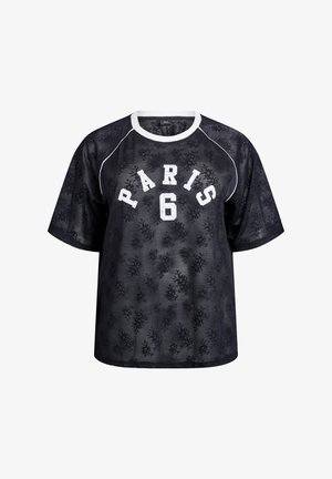 Camiseta de malla negra de manga corta con "PARIS 6" en letras blancas y un patrón floral texturizado, con un cuello blanco y detalles de ribete.