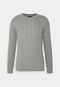 Šedý svetr s copánkovým vzorem, dlouhými rukávy, žebrovaným výstřihem a lemem, s malým logem na hrudi. Měkká struktura a klasický střih.