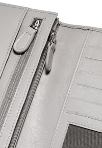Interno di un portafoglio in pelle grigia con un compartimento con zip, superficie testurizzata e slot per carte. Presenta hardware in tonalità argentata.