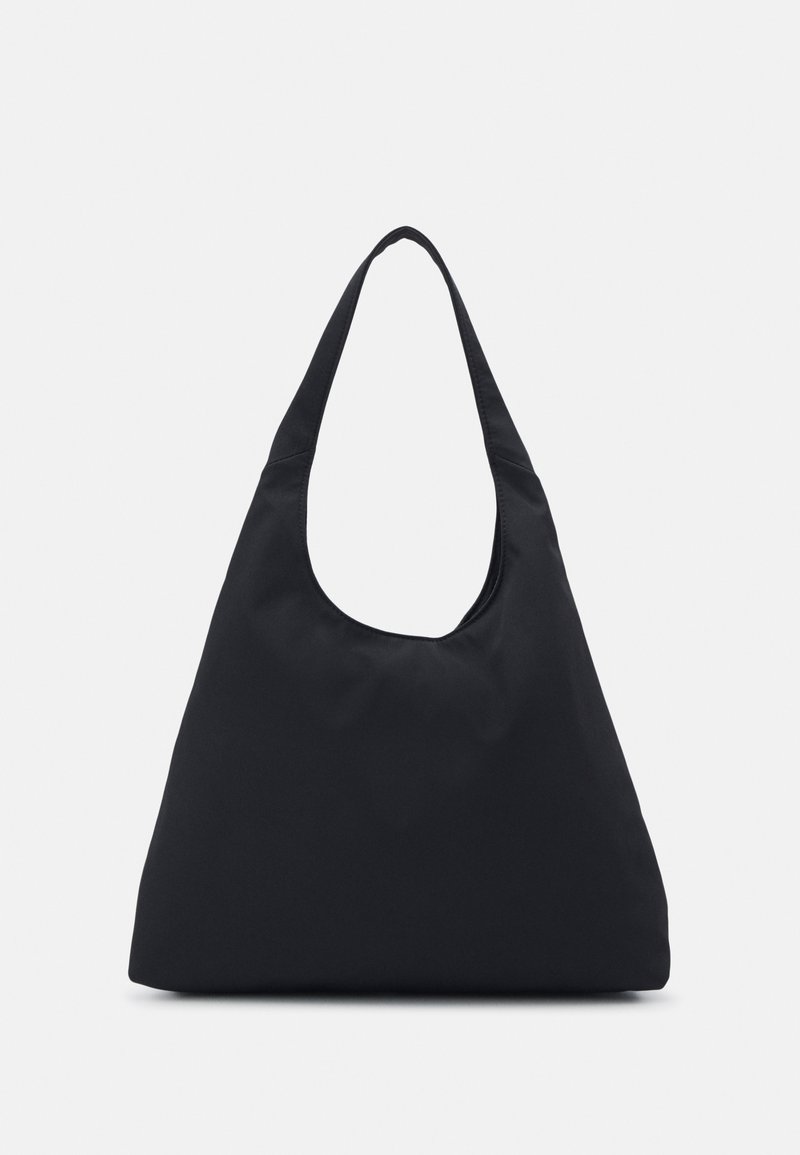 Zwarte stoffen tas met een enkele, brede schouderriem. Zachte, semi-gestructureerde vorm en gladde textuur; minimalistisch ontwerp, zonder zichtbare hardware.