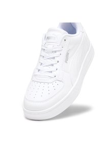 Baskets basses blanches Puma avec embout perforé, fermeture à lacets à l'avant et logo de la marque sur la languette et le côté, présentées en angle sur fond blanc.