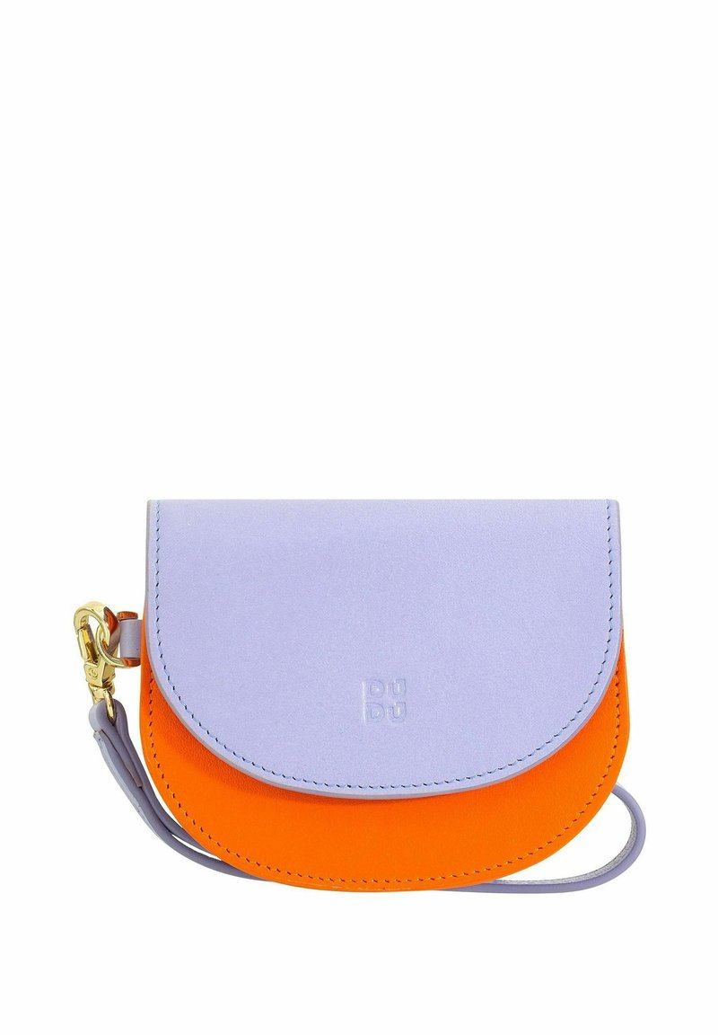 Bolso de cuero en lavanda y naranja, con una tapa redondeada, un clip en tono dorado y adornos cosidos. Compacto, con una correa para la muñeca.