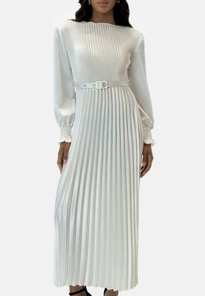 Vestido blanco plisado con mangas largas, cuello alto y cintura con cinturón. La tela tiene una textura suave con un brillo sutil.