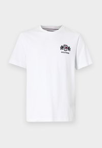 Hvit bomulls t-skjorte med korte ermer, med et marineblått og rødt logodesign på venstre bryst. Rund hals, glatt tekstur.