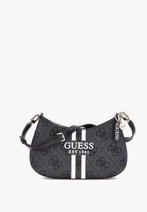 Borsa a spalla in tela nera con motivo monogrammato in rilievo, logo bianco e strisce, forma curva e tracolla in pelle regolabile.