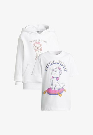 Fehér kapucnis pulcsi macska grafikai mintával, rózsaszín kiegészítőkkel, világos rózsaszín melegítőnadrággal párosítva. Az öltözék laza dizájnnal és kényelmes szabással rendelkezik.