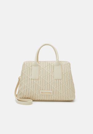 Sac à main matelassé de couleur crème avec deux poignées, une bandoulière amovible et une plaque avec logo Valentino au centre avant.