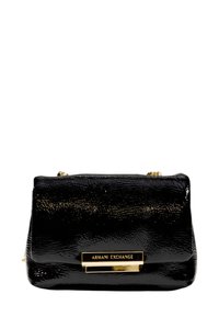 Borsa a mano in pelle verniciata nera con finitura testurizzata, hardware in tono oro, e una chiusura prominente con il logo "Armani Exchange".