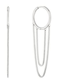 Zilveren oorring in de vorm van een ronde ring met drie kettingstrengen. Gladde, gepolijste oppervlakte op de ring. De kettingen hebben een plat, vierkant schakeldesign.