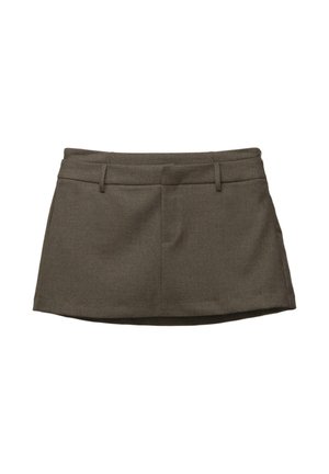 Smeđa suknja s krojem, koja ima petlje za remen, dva prednja džepa i teksturiranu tkaninu. Rez je blago zakrivljen.