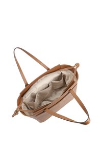 Tan leren tote bag met twee schouderbanden, binnenzakken en ritsafsluiting. Glad oppervlak en een neutrale stofvoering.
