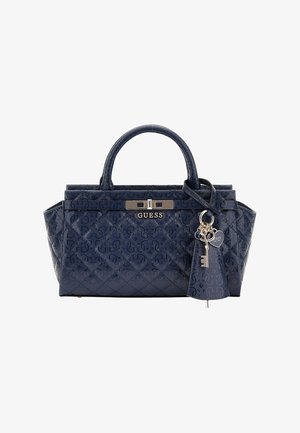 Sac à main en synthétique bleu marine avec texture matelassée, quincaillerie en argent, deux courtes poignées et un charme en forme de clé attaché. Présente un motif logo embossé.