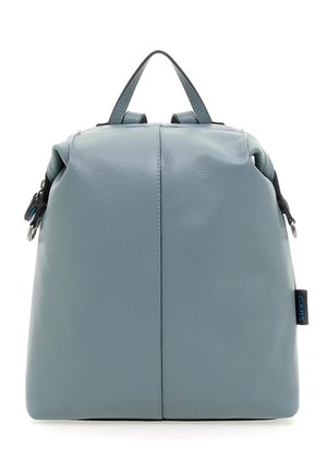 Zaino in pelle blu chiaro con cima arrotondata, due maniglie superiori, chiusura con cerniera e dettagli neri. Presenta un'etichetta del marchio sul lato.