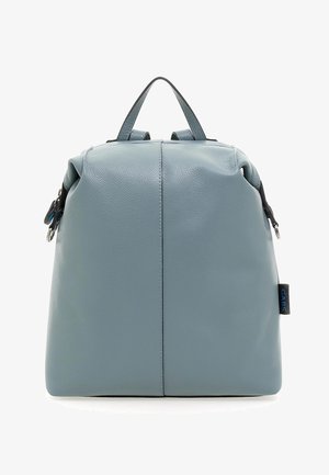 Zaino in pelle blu chiaro con cima arrotondata, due maniglie superiori, chiusura con cerniera e dettagli neri. Presenta un'etichetta del marchio sul lato.