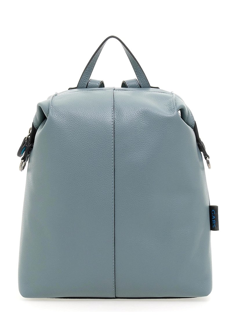 Zaino in pelle blu chiaro con cima arrotondata, due maniglie superiori, chiusura con cerniera e dettagli neri. Presenta un'etichetta del marchio sul lato.