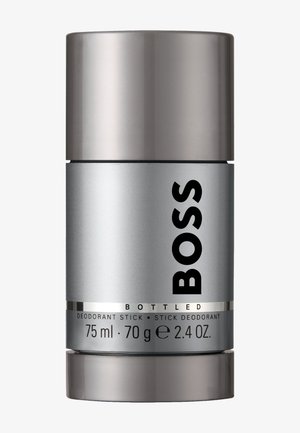 Silberner und grauer BOSS Deodorant-Stick Behälter mit der Angabe 75 ml, 70 g und 2,4 oz.