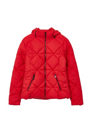 Veste matelassée rouge avec texture en forme de diamant, fermeture éclair centrale, deux poches zippées et une capuche ajustable. Fini en tissu lisse.