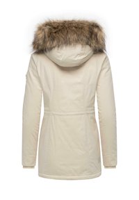 Veste couleur crème avec capuche doublée en fourrure, poignets à manche côtelés et taille cintrée. Tissu lisse avec un léger éclat, design minimaliste.