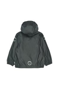 Chaqueta gris impermeable con capucha, puños elásticos y un logo en la parte posterior. Textura suave y corte holgado, diseñada para uso al aire libre.