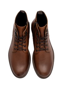 Brązowe skórzane botki do kostki o teksturowanym wykończeniu, z czarnymi sznurowadłami i bocznym zamkiem błyskawicznym ułatwiającym zakładanie. Płaskie gumowe podeszwy.