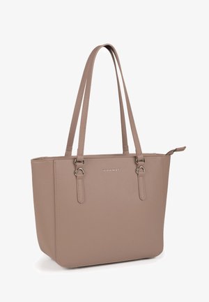 Bolsa tote rectangular beige con asas largas dobles, detalles de anillos metálicos, cierre de cremallera y la marca "VIVISENCE" en relieve en la parte frontal.