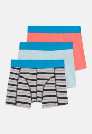 Drei Paar Boxershorts: eine einfarbig korallenrot, eine einfarbig hellblau und eine mit schwarz-grauen Streifenmuster. Alle haben einen blauen elastischen Bund.