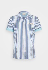 Camisa de manga corta en rayas verticales azul claro y blanco, con cierre de botones en el frente, bolsillo en el pecho y detalles en los puños en azul claro.