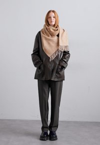 Tory Burch MONOGRAM OBLONG SCARF - Sál - camel