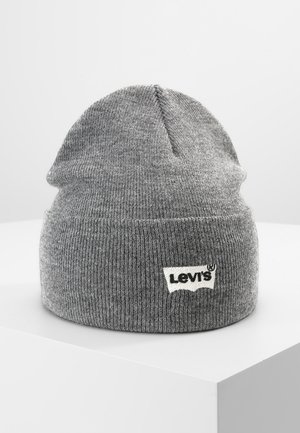 Beanie grigio lavorato a maglia realizzato in materiale morbido, con risvolto e una patch bianca del logo Levi's sulla parte anteriore.