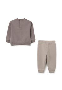Twee-delige kledingset met een grijze lange mouwen top en bijpassende joggingsbroek. Zachte katoenmix, geribde manchetten en elastische tailleband.