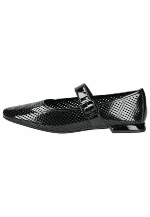 Schwarze Lackleder-Ballerinas mit einem perforierten Design, spitzem Zehenbereich und einem Knöchelriemen mit quadratischer Schnalle.