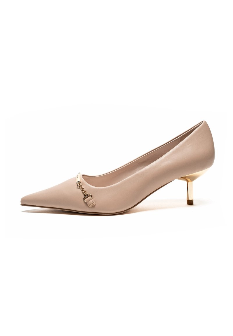 Beige pumps med spetsig tå och en slät lädertextur, med ett guldkedjeaccent och en liten metallklack.