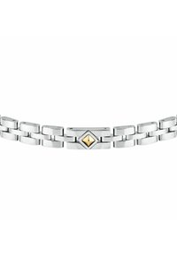 Bracciale in metallo argento con sezioni collegate; un accento dorato a forma di diamante al centro aggiunge contrasto al design lucido.