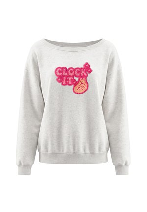 Lysegrå sweater med bred udskæring og lyserød teksturtekst "CLOCK IT" over et mærke på brystet med en hånd med krydsede fingre.
