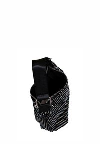 Borsa nera con texture a perline, caratterizzata da una tracolla ampia e una forma strutturata. La parte superiore aperta rivela un interno in velluto. Accenti in hardware argentato.