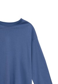 Niebieska bluzka z długim rękawem i okrągłym dekoltem, wykonana z gładkiego materiału. Posiada opadające ramiona i luźny krój. Bez widocznych wzorów.