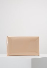 Clutch bag in pelle verniciata beige con forma rettangolare e finitura lucida, caratterizzata da linee pulite e senza hardware o decorazioni visibili.