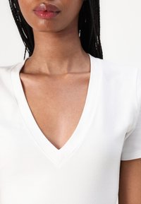 Good American SUPER STRETCH DEEP V  - Βασικό μπλουζάκι - white