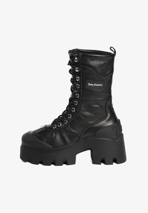 Stivali da combattimento neri con lacci, realizzati in pelle texturizzata, suola in gomma chunky e patch con logo. Presentano occhielli metallici e un design alto fino alla caviglia.