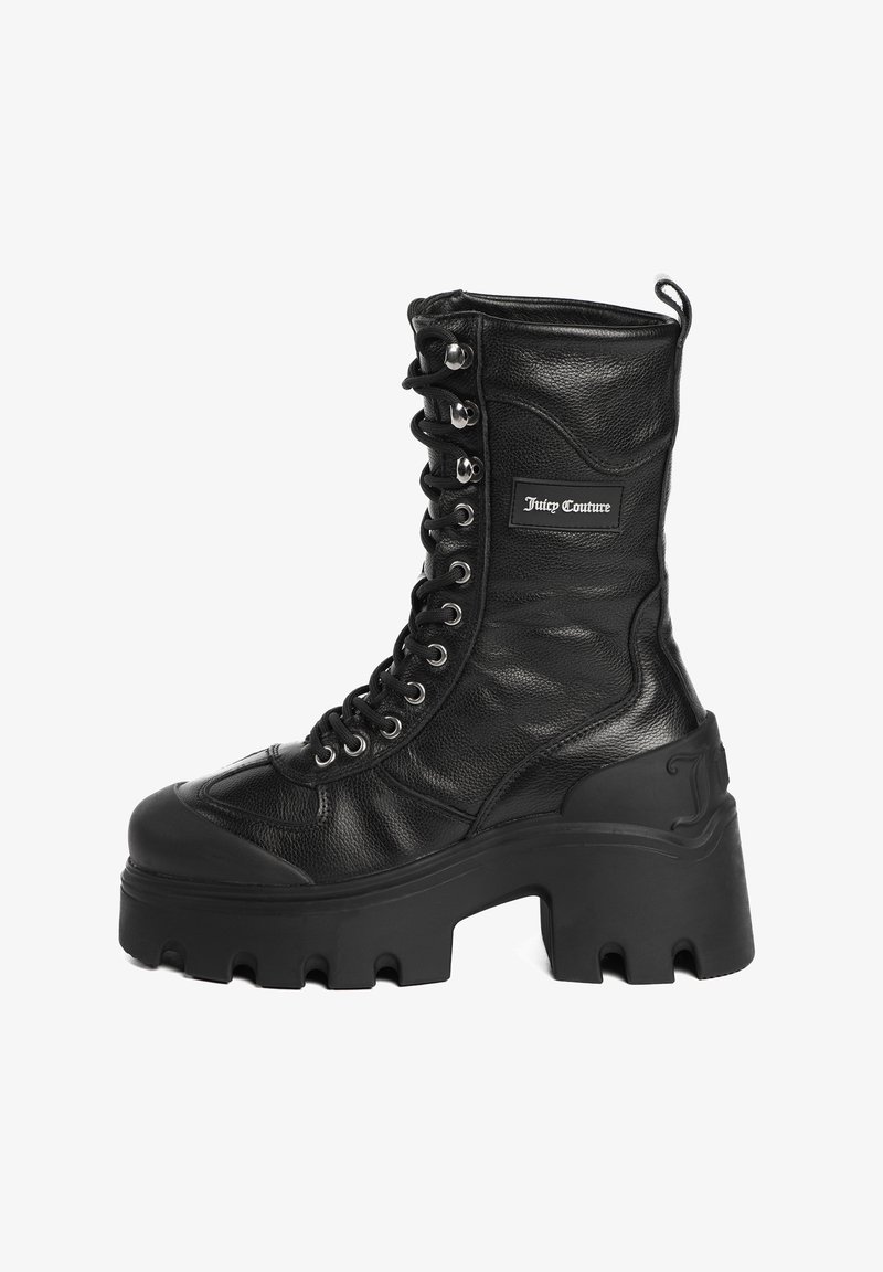 Stivali da combattimento neri con lacci, realizzati in pelle texturizzata, suola in gomma chunky e patch con logo. Presentano occhielli metallici e un design alto fino alla caviglia.