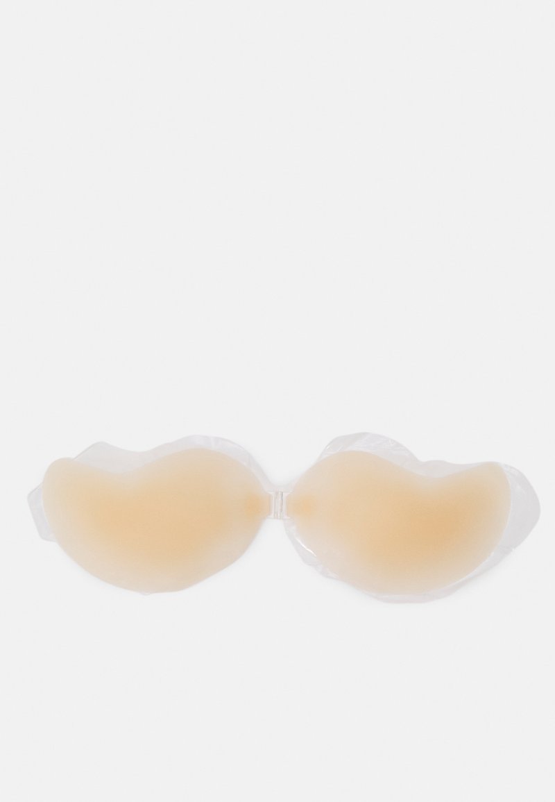 Sutiã adesivo nude com copos de silicone suaves em forma contornada, unidos por um fecho de plástico transparente, projetado para uso discreto sob a roupa.