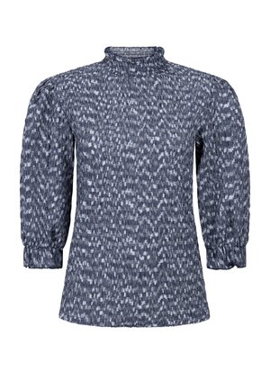 Hoge hals, lange mouwen damesblouse met een blauw en wit abstract patroon en gepast stofdetails op de manchetten en kraag.