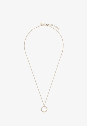 Zarte goldene Halskette mit rundem Anhänger, der auf der oberen Hälfte kleine klare Steine aufweist, Verschluss und verstellbare Glieder oben.