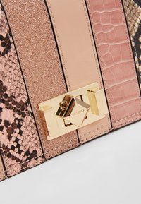 Borsa a pochette rosa e oro con un mix di texture: glitter lucido, pelle liscia e motivo rettile. Presenta una chiusura geometrica dorata.