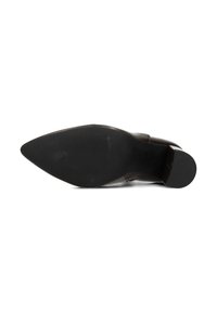 Chaussure en cuir marron avec un bout pointu et un petit talon. La semelle est noire avec des motifs texturés pour une meilleure adhérence.