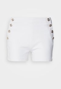 Pantalones cortos blancos de algodón con un diseño ajustado, que cuentan con siete botones plateados a lo largo del lado izquierdo y una textura limpia y suave.