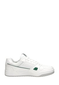 Sneaker bianca con dettagli perforati e accenti verdi. Presenta un design con lacci, colletto imbottito e suola in gomma testurizzata.