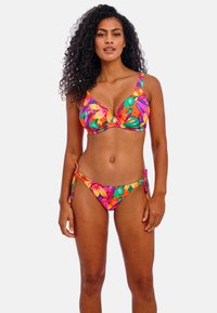 Conjunto de bikini colorido con un patrón floral en rosa, naranja y verde. La parte superior tiene un corte clásico con tirantes ajustables; la parte inferior se ata a los lados.