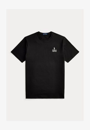 Fekete, rövid ujjú, kerek nyakú póló kis fehér Polo Ralph Lauren logóval a bal mellrészen, fehér háttéren bemutatva.
