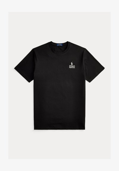 Μαύρο κοντομάνικο T-shirt με στρογγυλή λαιμόκοψη και μικρό λευκό λογότυπο Polo Ralph Lauren στο αριστερό στήθος, παρουσιάζεται σε απλό λευκό φόντο.